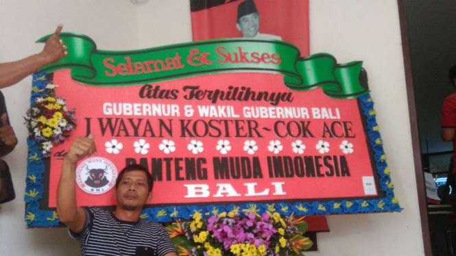 Papan bunga ucapan selamat kepada Wayan Koster dan Cok Ace