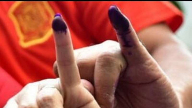 Mencelupkan jari ke tinta usai mencoblos di Pilkada