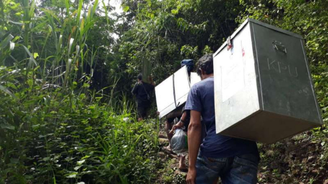Distribusi kotak suara ke Kampung Baduy.