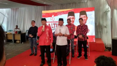 Pasangan calon gubernur dan wakil gubernur Kalimantan Timur, Rusmadi-Safaruddin, dalam konferensi pers di posko tim pemenangan di Kota Samarinda pada Rabu, 27 Juni 2018.