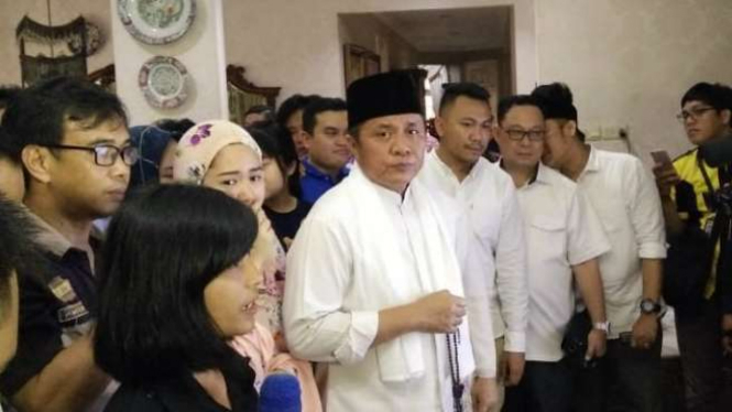 Herman Deru (Tengah).