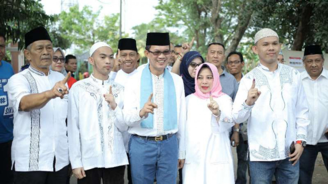 Harnojoyo-Fitrianti Agustinda (Tengah).
