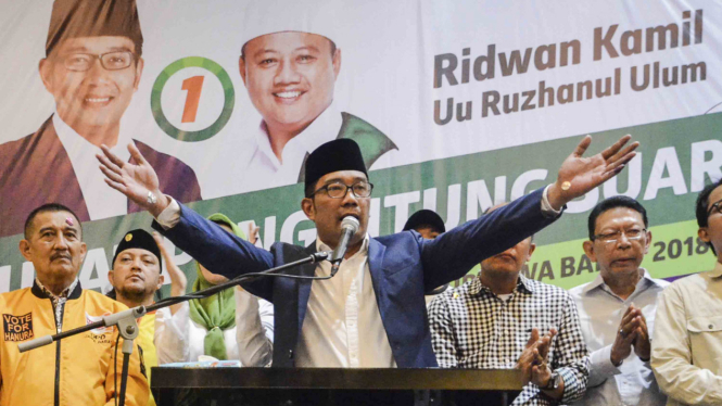 Calon Gubernur Provinsi Jawa Barat nomor urut satu Ridwan Kamil (tengah) memberikan keterangan kepada awak media