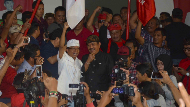 Pasangan Calon Gubernur Bali dan Calon Wakil Gubernur Bali nomor urut 1, Wayan Koster-Tjokorda Oka Artha Ardana Sukawati (tengah) saat memberikan keterangan pers