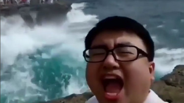 Selfie di atas tebing.