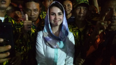 Istri Emil Elistianto Dardak,  Arumi Bachsin