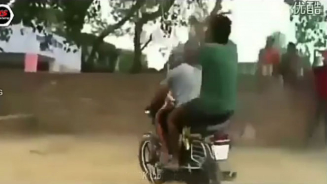 Ayunan menggunakan sepeda motor.