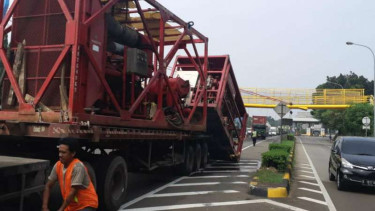 Truk Trailer tabrak JPO.