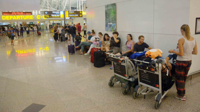 Sejumlah penumpang menunggu jadwal penerbangan di Terminal Internasional Bandara Ngurah Rai, Bali.