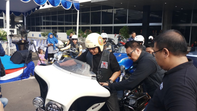 Ketua MPR Zulkifli Hasan bersama komunitas Moge di Gedung DPR/MPR