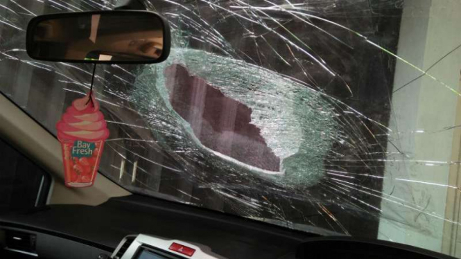 Mobil korban pelemparan batu di Tol Tangerang.