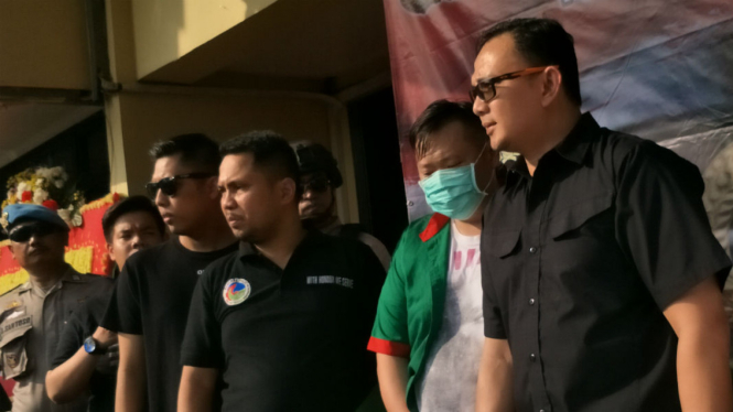 Presenter Reza Bukan (bermasker)