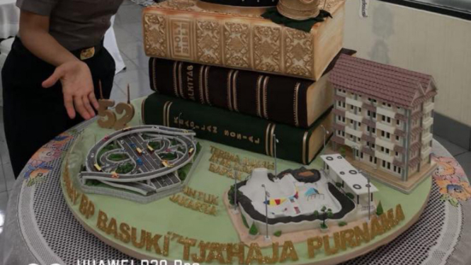 Kue ulang tahun unik untuk Ahok.