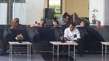 Cagub Maluku Utara Ahmad Hidayat Mus  (kemeja putih) diperiksa KPK