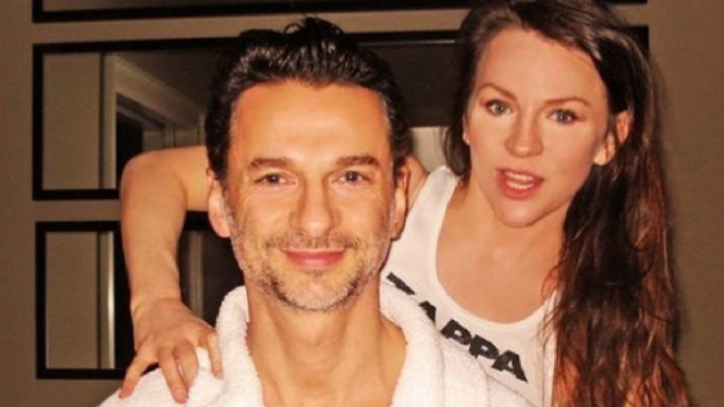 Dorothy Stein memijat kleinnya, penyanyi Dave Gahan