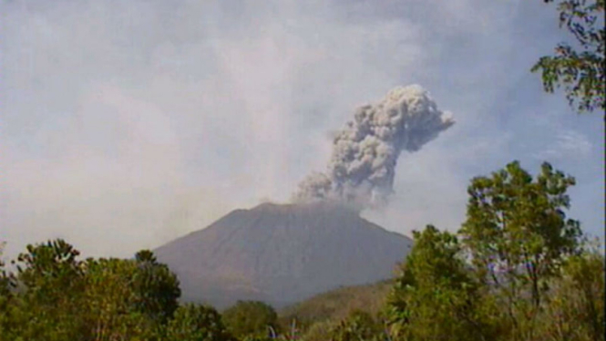 Gunung Agung di Bali kembali erupsi Selasa pagi, 3 Juli 2018.