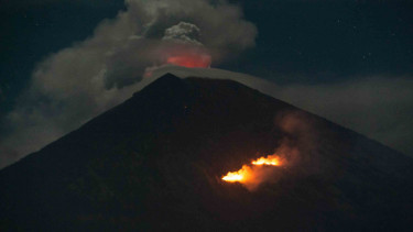 Ilustrasi erupsi gunung Agung.