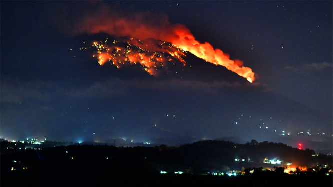 Semburan Lava Pijar di Gunung Agung, Bali