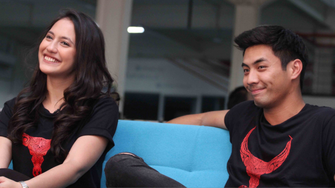 Bintang film Buffalo Boys, yaitu Pevita Pearce dan Yoshi Sudarso.