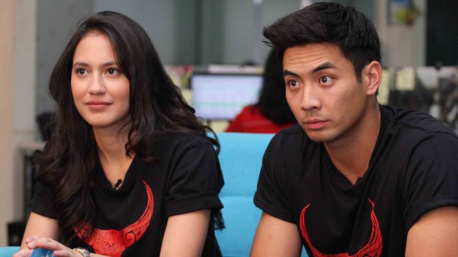 Pemeran film Buffalo Boys Pevita Pearce dan Yoshi Sudarso.