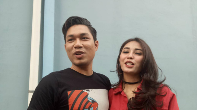 Vokalis band Armada Rizal.
