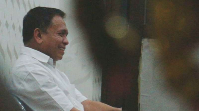 Gubernur Aceh, Irwandi Yusuf, saat diperiksa satgas KPK di Markas Polda Aceh di Banda Aceh pada Rabu dini hari, 4 Juli 2018.