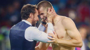 Pelatih timnas Inggris, Gareth Southgate dengan Eric Dier