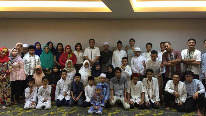 Karyawan Hotel 88 ITC Fatmawati, Jakarta berfoto bersama anak yatim