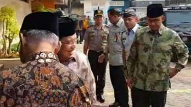 Wapres Jusuf Kala bersama Anies Baswedan saat tiba di Auditorium KH Ahmad Dahlan