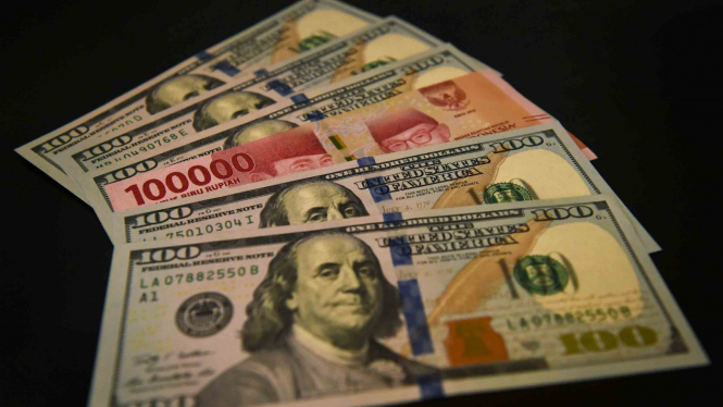 Lembaran mata uang rupiah dan dolar AS diperlihatkan di salah satu jasa penukaran valuta asing di Jakarta
