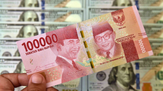 Lembaran mata uang rupiah dan dolar AS di Jakarta