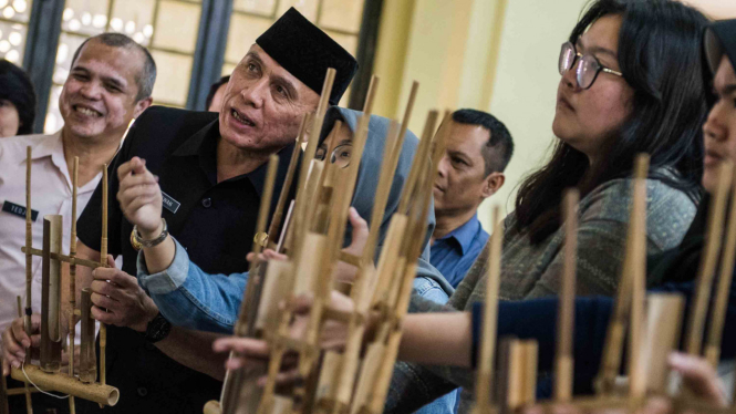 Eks Kapolda Metro Komjen M. Iriawan (kedua kiri) berbincang dengan siswa.