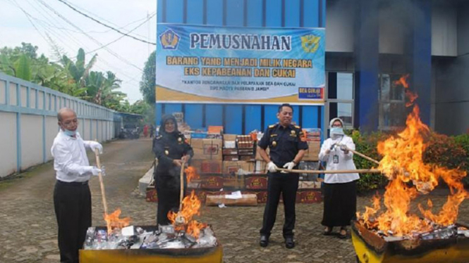 Bea Cukai Jambi musnahkan 872.000 batang rokok dan 2.268 kaleng miras ilegal