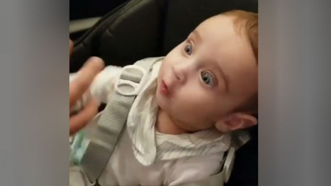 Bayi tercengang.