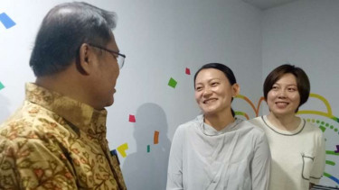 Menkominfo Rudiantara berbincang dengan SVP Bytedance Technology, Zhen Liu, dan SVP Tik Tok, Kelly Zhang, di Gedung Kominfo, Jakarta, Rabu, 4 Juli 2018.