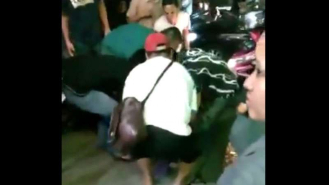 Warga setempat saat berusaha menyelamatkan Saripah, korban begal sadis, beberapa waktu lalu. 