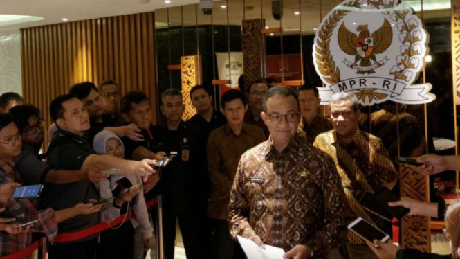 Gubernur Anies Baswedan usai bertemua Ketua MPR Zulkifli Hasan.