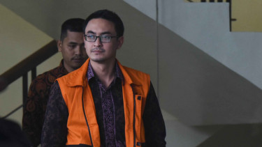 Gubernur Jambi nonaktif Zumi Zola meninggalkan gedung KPK seusai diperiksa di Jakarta