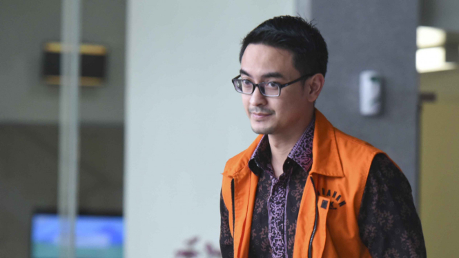 Gubernur Jambi nonaktif Zumi Zola meninggalkan gedung KPK seusai diperiksa.