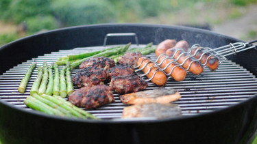 Ilustrasi barbecue/bakar-bakaran.