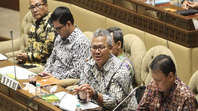 KPU dan Bawaslu saat mengikuti Rapat Dengar Pendapat dengan Komisi II DPR RI