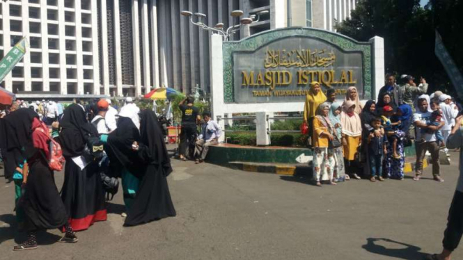 Masyarakat berkumpul di Masjid Istiqal untuk mengikuti Aksi 67 Tegakkan Keadilan