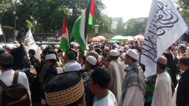 Massa Aksi 67 Tegakkan Keadilan menggelar orasi di Bareskrim Polri.