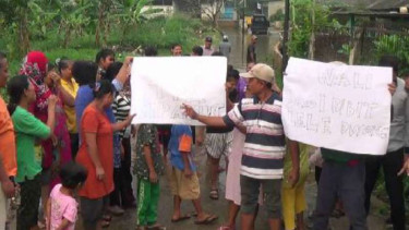 Warga sekitar TPA Cipayung di Kelurahan Pasir Putih, Kecamatan Sawangan, Kota Depok, berunjuk rasa pada 18 Juni 2018.