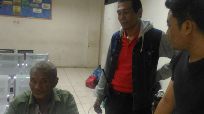 Pria mengalami  gangguan kejiwaan (duduk) kedapatan membawa senjata tajam