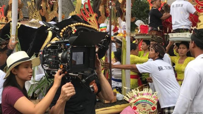utradara Livi Zheng saat syuting film 