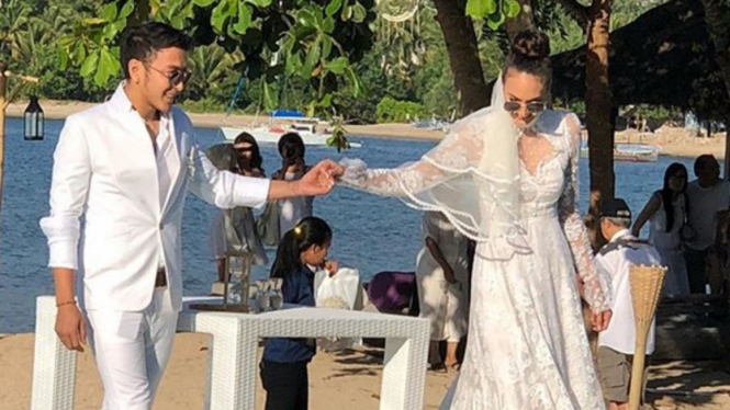 Nadine Chandrawinata dan Dimas Anggara menikah