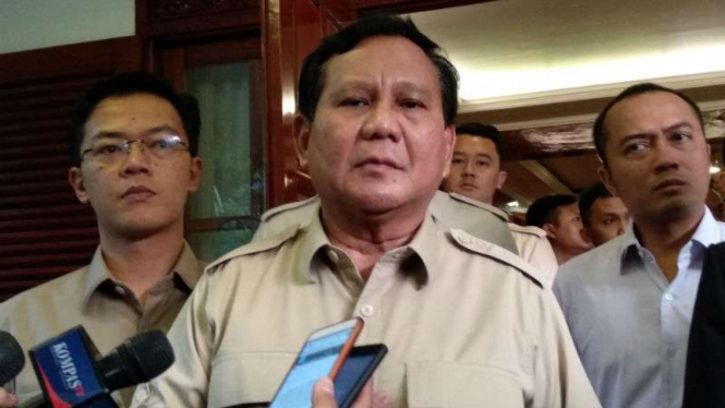 Ketum Gerindra Prabowo Subianto saat menggelar keterangan pers di rumahnya.