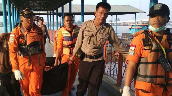 Pengangkatan jasad pekerja di Sungai Musi.