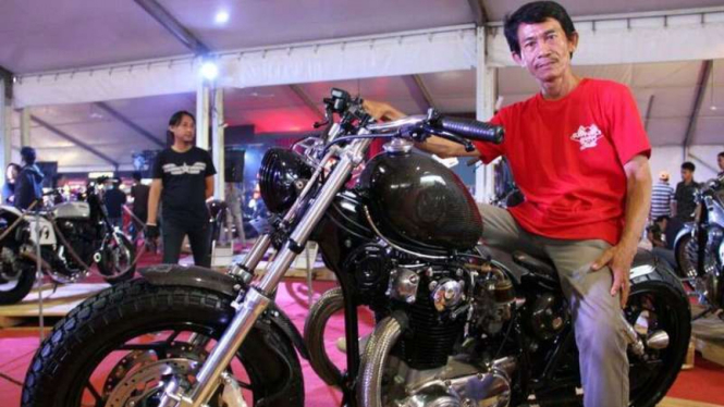 Keren, Dharman bikin motor chopper dari barang bekas.